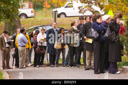 ARLINGTON VIRGINIA USA Menschen Schlange am Morgen zur Abstimmung über Präsidenten Wahltag 4. November 2008 Stockfoto