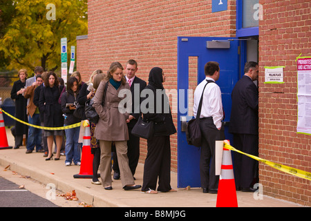 ARLINGTON VIRGINIA USA Menschen Schlange am Morgen zur Abstimmung über Präsidenten Wahltag 4. November 2008 Stockfoto