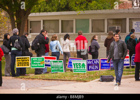 ARLINGTON VIRGINIA USA Menschen Schlange am Morgen zur Abstimmung über Präsidenten Wahltag 4. November 2008 Stockfoto