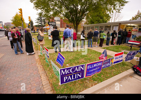 ARLINGTON VIRGINIA USA Leute morgens Schlange Präsidenten Wahltag 4. November 2008 abstimmen. Stockfoto