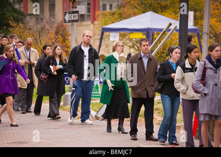 ARLINGTON VIRGINIA USA Leute morgens Schlange Präsidenten Wahltag 4. November 2008 abstimmen. Stockfoto