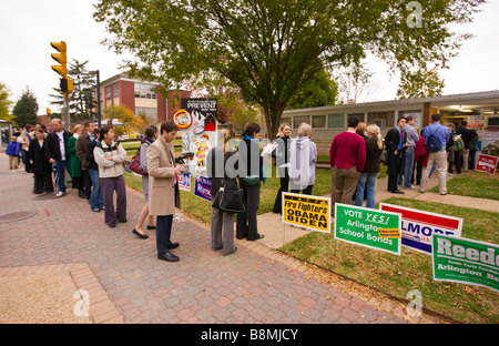 ARLINGTON VIRGINIA USA Leute morgens Schlange Präsidenten Wahltag 4. November 2008 abstimmen. Stockfoto