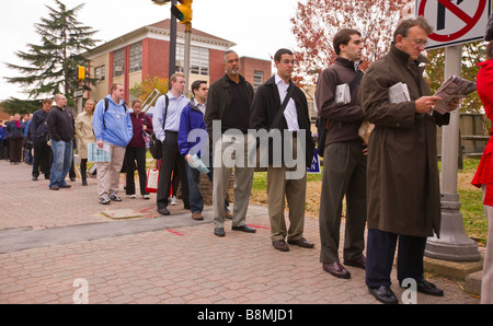 ARLINGTON VIRGINIA USA Leute morgens Schlange Präsidenten Wahltag 4. November 2008 abstimmen. Stockfoto