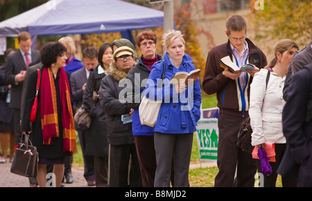 ARLINGTON VIRGINIA USA Leute morgens Schlange Präsidenten Wahltag 4. November 2008 abstimmen. Stockfoto