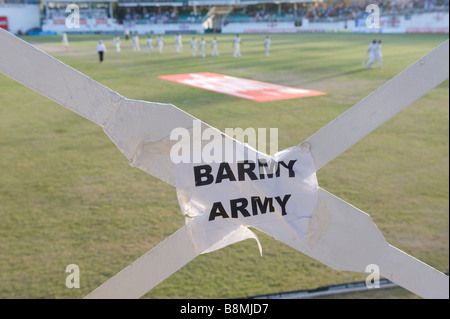 Barmy Army folgen England Cricket überall im Ausland hier bei Spielgelände St John s Antigua das Team ausfällt Stockfoto