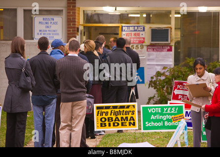 ARLINGTON VIRGINIA USA Leute morgens Schlange Präsidenten Wahltag 4. November 2008 abstimmen. Stockfoto