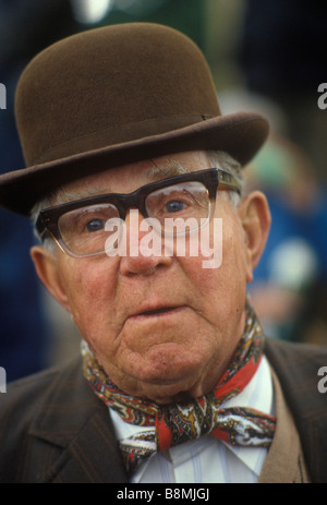 Mann mit braunem Derby-Bowler-Hut und einem traditionell gebundenen Halstuch. Appleby-in-Westmorland Cumbria UK 1980er 1985 HOMER SYKES Stockfoto