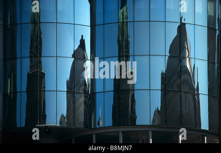 Turm der St.-Stephans Kathedrale spiegelt sich in Fenstern der postmodernen Haas-Haus (1987-90), von Hans Hollein, Wien, Österreich Stockfoto