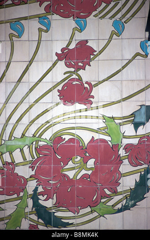 Kunst Nouveau Majolika-Kacheln auf das Majolikahaus, Majolika oder Majolika Haus (1898-99), Wohnungen von Otto Wagner, Wien, Österreich Stockfoto