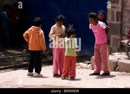 Eine Gruppe von einheimischen Kindern spielen in einer Straße in Tupiza Bolivien Stockfoto