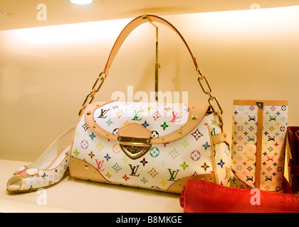 Louis Vuitton goldene Handtasche Tasche Shopping Mall Petronas Twin Towers Shop Show Fenster Handtasche Schuhe Kuala Lumpur Malaysia Stockfoto