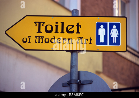 Melden Sie sich auf die Toilette der modernen Kunst von Freidensreich Hundertwasser, Wien, Österreich Stockfoto