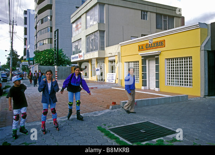 Ecuadorianische Menschen jungen und Mädchen Inline-Skater Skaten auf Straße in Stadt von Quito Pichincha Provinz Ecuador Südamerika Stockfoto