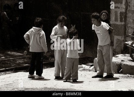 Eine Gruppe von einheimischen Kindern spielen in einer Straße in Tupiza Bolivien Stockfoto