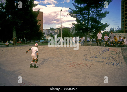 Ecuadorianische, Mann, tragen Helm, Inline-Skater, Inline-Skating, Siffer La Carolina Park, Quito, Provinz Pichincha, Ecuador, Südamerika Stockfoto