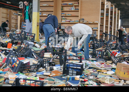 Letzten Tage des Bookbarn Buch Lager Bristol. Sie öffneten ihre Türen und den Leuten erlaubt, das unerwünschte Bilanz zu ziehen Stockfoto