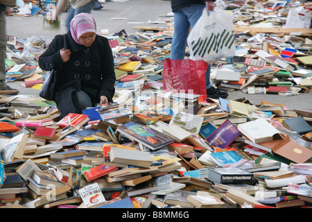 Letzten Tage des Bookbarn Buch Lager Bristol. Sie öffneten ihre Türen und den Leuten erlaubt, das unerwünschte Bilanz zu ziehen Stockfoto