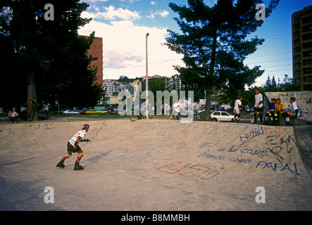 Ecuadorianischen Mann, Inline Skater, rollerblader, Rollerblading, das Tragen von Helm, La Carolina Park, Quito, Provinz Pichincha, Ecuador, Südamerika Stockfoto