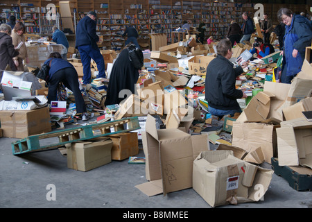 Letzten Tage des Bookbarn Buch Lager Bristol. Sie öffneten ihre Türen und den Leuten erlaubt, das unerwünschte Bilanz zu ziehen Stockfoto