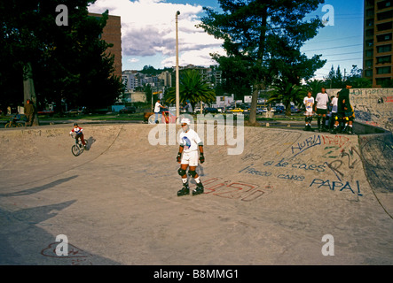 Ecuadorianische, Mann, tragen Helm, Inline-Skater, Inline-Skating, Siffer La Carolina Park, Quito, Provinz Pichincha, Ecuador, Südamerika Stockfoto