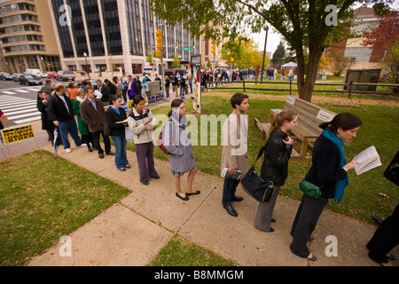 ARLINGTON VIRGINIA USA Leute morgens Schlange Präsidenten Wahltag 4. November 2008 abstimmen. Stockfoto