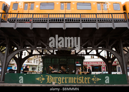 Berlin, Deutschland -20 Okt 2008- Burgermeister Fast Food, Metro Schlesisches Tor, Kreuzberg Stockfoto