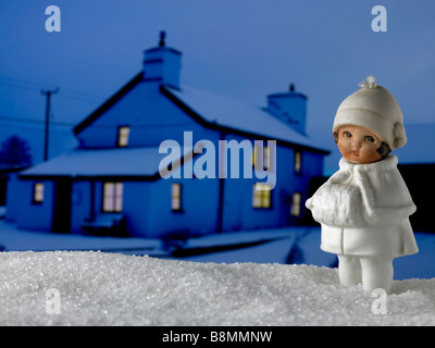 Biskuit-Puppe im Schnee Stockfoto