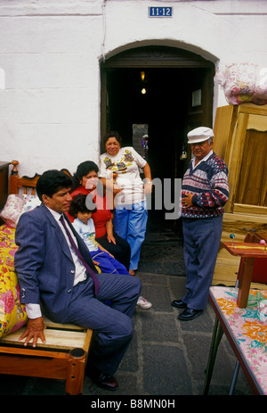 Ecuadorans, ecuadorianischen Volk, an Möbelhaus arbeiten, Flohmarkt, La Ronda Bezirk, Quito, Provinz Pichincha, Ecuador, Südamerika Stockfoto