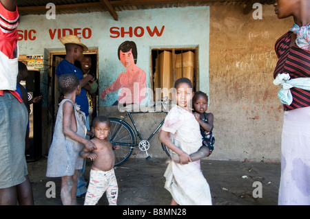 Malawi 2008 Mbenje Markt Nasanje Video shop viele Kinder Truant von der Schule zu gehen und Filme Stockfoto