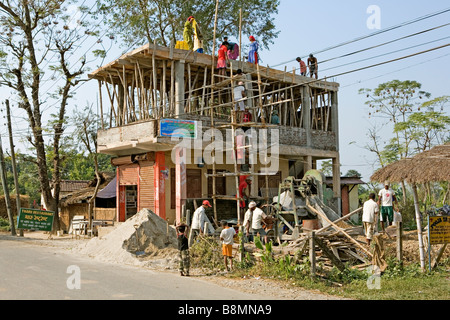 Wir bauen ein Haus in Sauraha Dorf Royal Chitwan Nationalpark Nepal Stockfoto