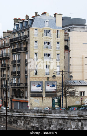 Hässliche Giebelwand übermalt Paris Nummer 2704 Stockfoto