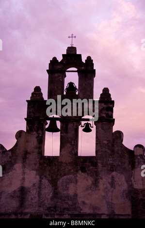 Mission San Juan Capistrano Bell Tower San Antonio, Texas tx dramatischer lila Himmel silhouette Stockfoto