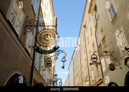 Die Getriedegasse Einkaufsstraße mit seinen markanten Shop unterschreibt in Salzburg in Österreich Stockfoto