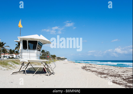 Rettungsschwimmer-Hütte am Strand in der Nähe der Kreuzung von South Ocean Boulevard und brasilianische Avenue, Palm Beach, Gold Coast, Florida Stockfoto