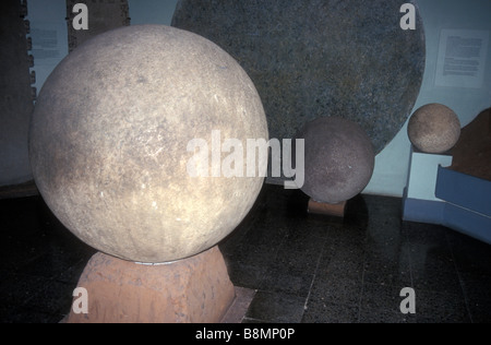 Präkolumbianischen Stein Kugeln aus der Diquis Region von Costa Rica auf dem Display in das Museo Nacional de Costa Rica in San Jose Stockfoto