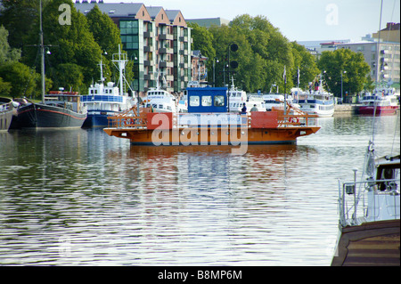 Mit der Fähre überqueren Aura-Fluss in Turku Finnland für nur zur redaktionellen Verwendung. Stockfoto