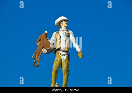 Statue des amerikanischen Cowboys mit Cowboy-Hut-Lederweste mit Sattel mit klaren, blauen Himmelshintergrund San Antonio, Texas tx Stockfoto