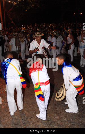 Junge Frau zwischen zwei Männern auf der Straße während der Karneval von Barranquilla, Atlantico, Kolumbien, Südamerika maskiert Stockfoto