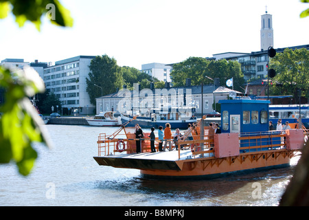 Mit der Fähre überqueren Aura-Fluss in Turku Finnland für nur zur redaktionellen Verwendung. Stockfoto