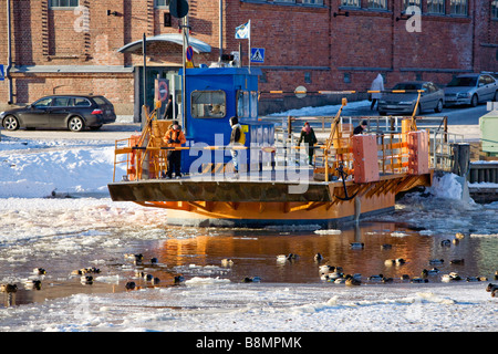 Mit der Fähre überqueren Aura-Fluss in Turku Finnland für nur zur redaktionellen Verwendung. Stockfoto