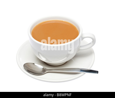 Tasse Tee auf Untertasse mit Löffel auf weißen Ausschnitt, UK Stockfoto