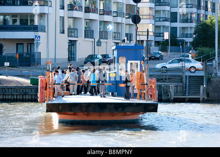 Mit der Fähre überqueren Aura-Fluss in Turku Finnland für nur zur redaktionellen Verwendung. Stockfoto