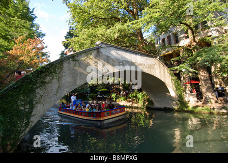 San Antonio Riverwalk Boot geht unter Brücke an sonnigen Tag San Antonio River Stockfoto