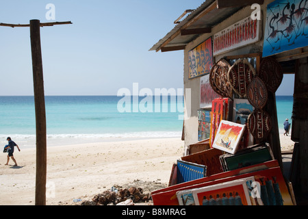 Ein Tourist Spaziergänge am Strand durch einen Souvenir-Shop in Nungwi in Sansibar, Tansania Stockfoto