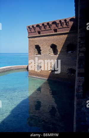 Backsteinfassade und Lagune am Fort Jefferson auf Garden Key, Dry Tortugas Nationalpark, 70 Meilen westlich von Key West, Florida Stockfoto