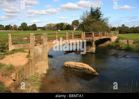 Weiße Brücke über den Fluss Cherwell in der Nähe von Kidlington Oxfordshire Stockfoto