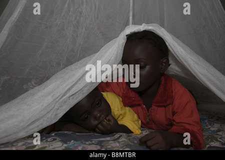 Kindern in Nigeria schläft unter einem lang anhaltenden Insektizid behandelt Moskitonetz, Malaria zu verhindern. Stockfoto