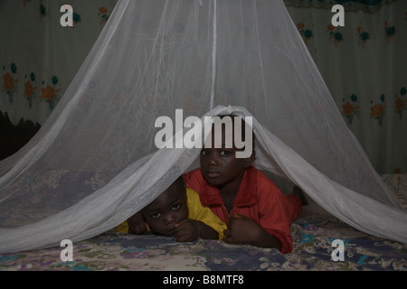 Kindern in Nigeria schläft unter einem lang anhaltenden Insektizid behandelt Moskitonetz, Malaria zu verhindern. Stockfoto