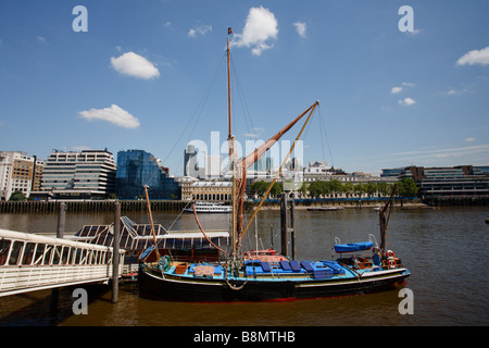 Die Traditionssegler Glady Hausboot auf der Themse Stockfoto