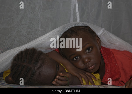 Kindern in Nigeria schläft unter einem lang anhaltenden Insektizid behandelt Moskitonetz, Malaria zu verhindern. Stockfoto